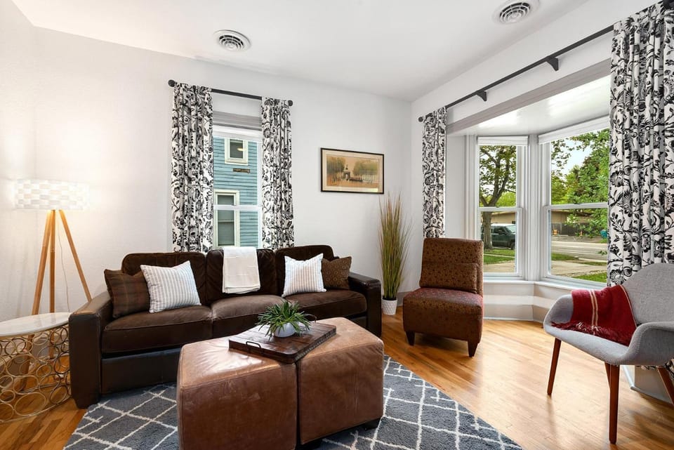 Lola House! Cozy Comfort, Prime Old Town Location House in Fort Collins