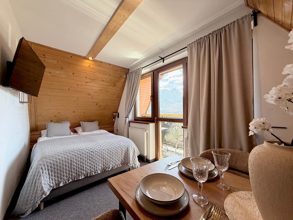 Bed, Living room, Photo of the whole room, Seating area, Dining area, Bedroom