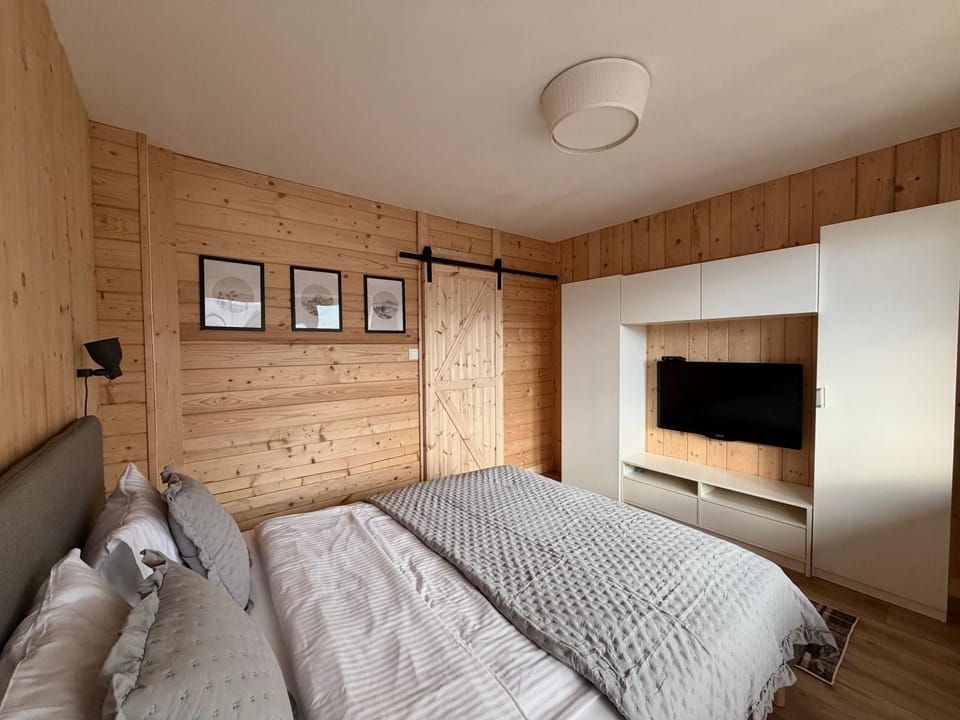 Bed, TV and multimedia, Photo of the whole room, Bedroom