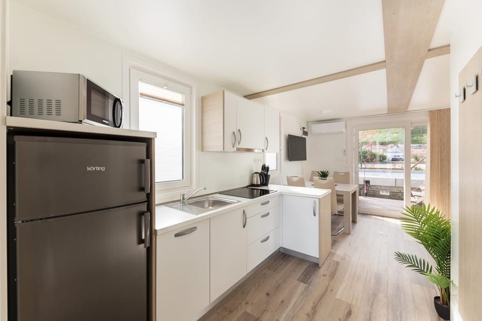 Coffee/tea facilities, Kitchen or kitchenette, stove, toaster, kitchen