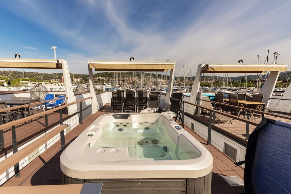 Hot Tub, Balcony/Terrace, Spa and wellness centre/facilities, sunbed