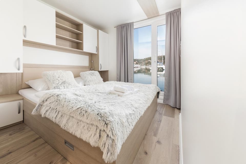 Bed, View (from property/room), Photo of the whole room, Bedroom, Sea view, towels