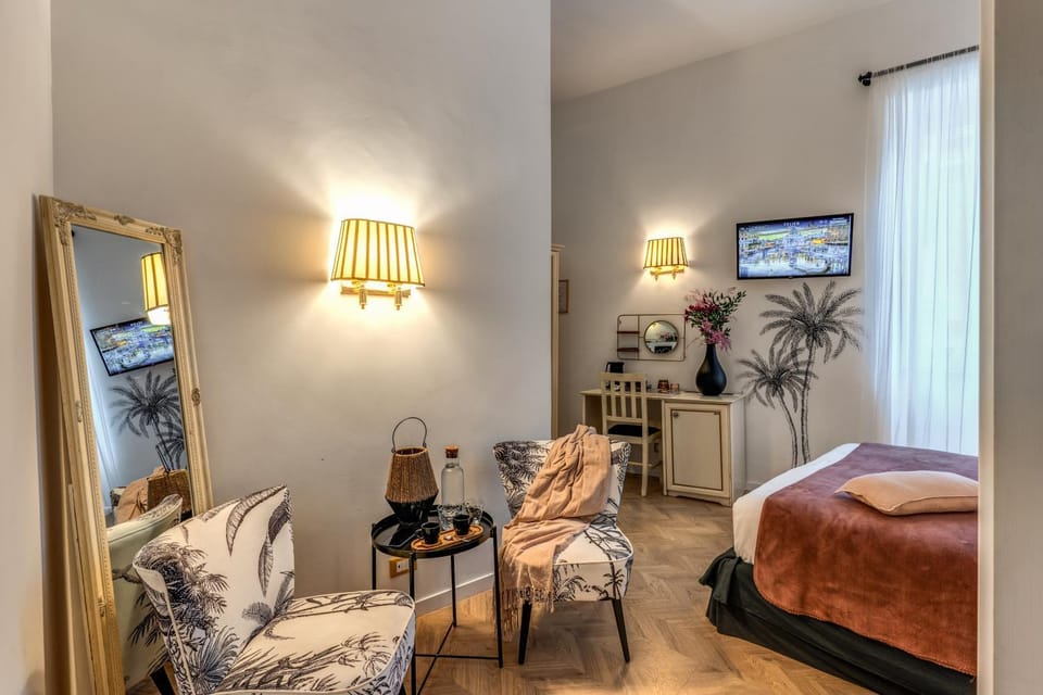 Photo of the whole room, Bedroom
