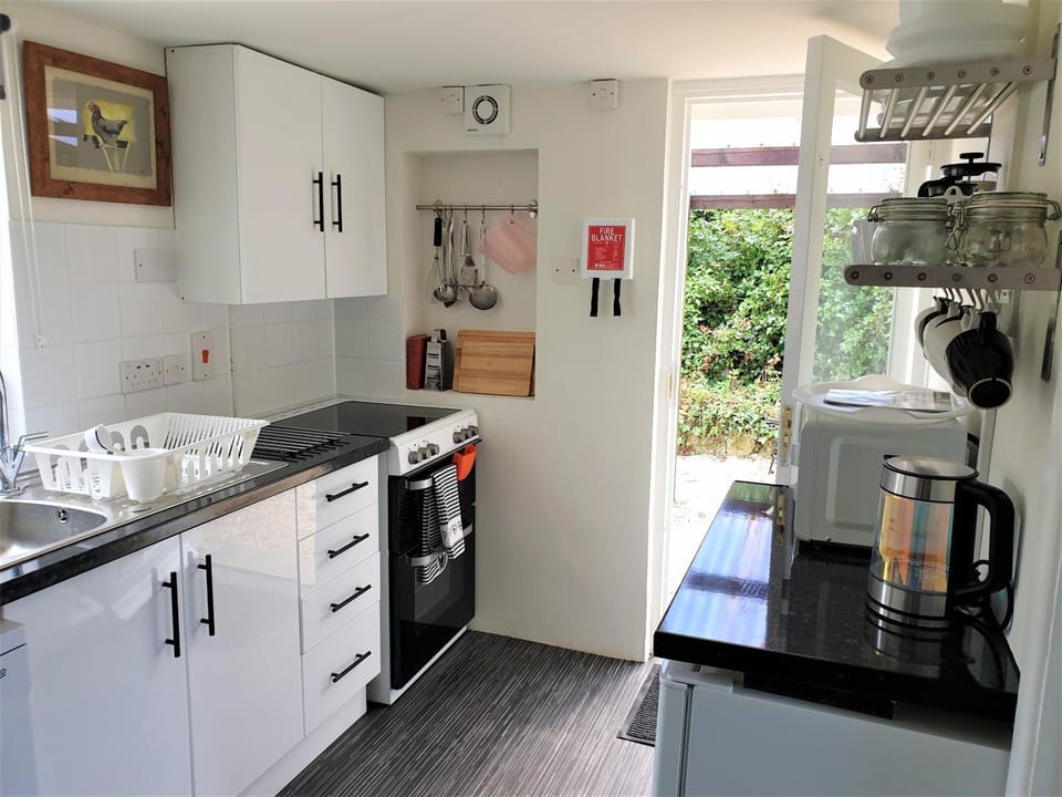Coffee/tea facilities, Kitchen or kitchenette, Garden view, Garden view, dishwasher, minibar, pet friendly, storage, stove, toaster