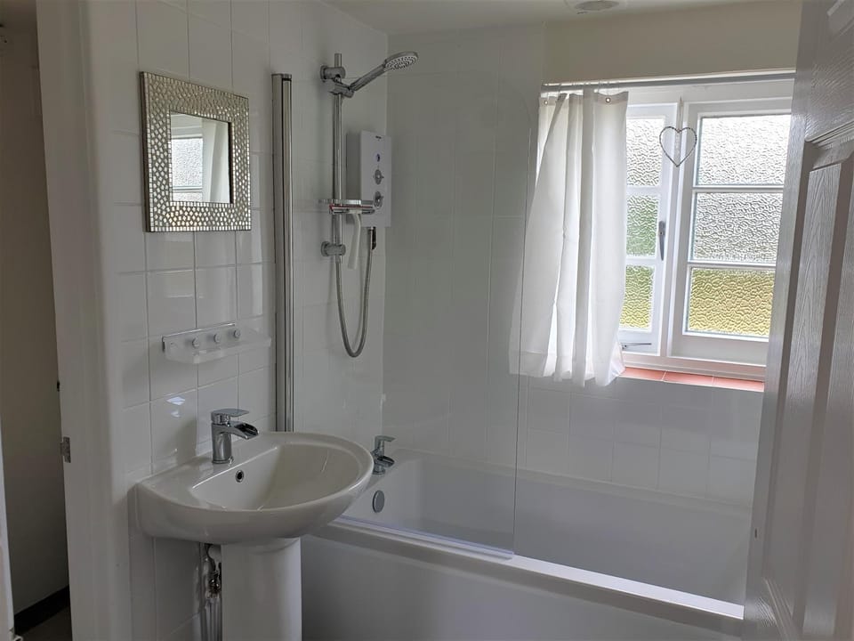 Shower, Toilet, Bathroom, Other, Photo of the whole room, Decorative detail, Garden view, Bath, towels