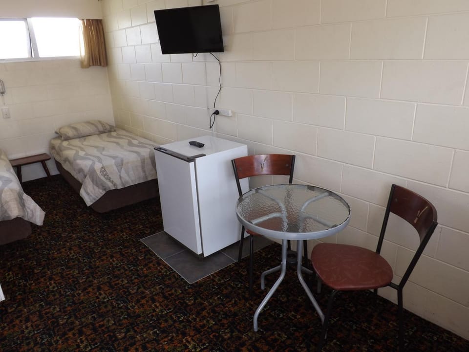 Bed, TV and multimedia, Dining area