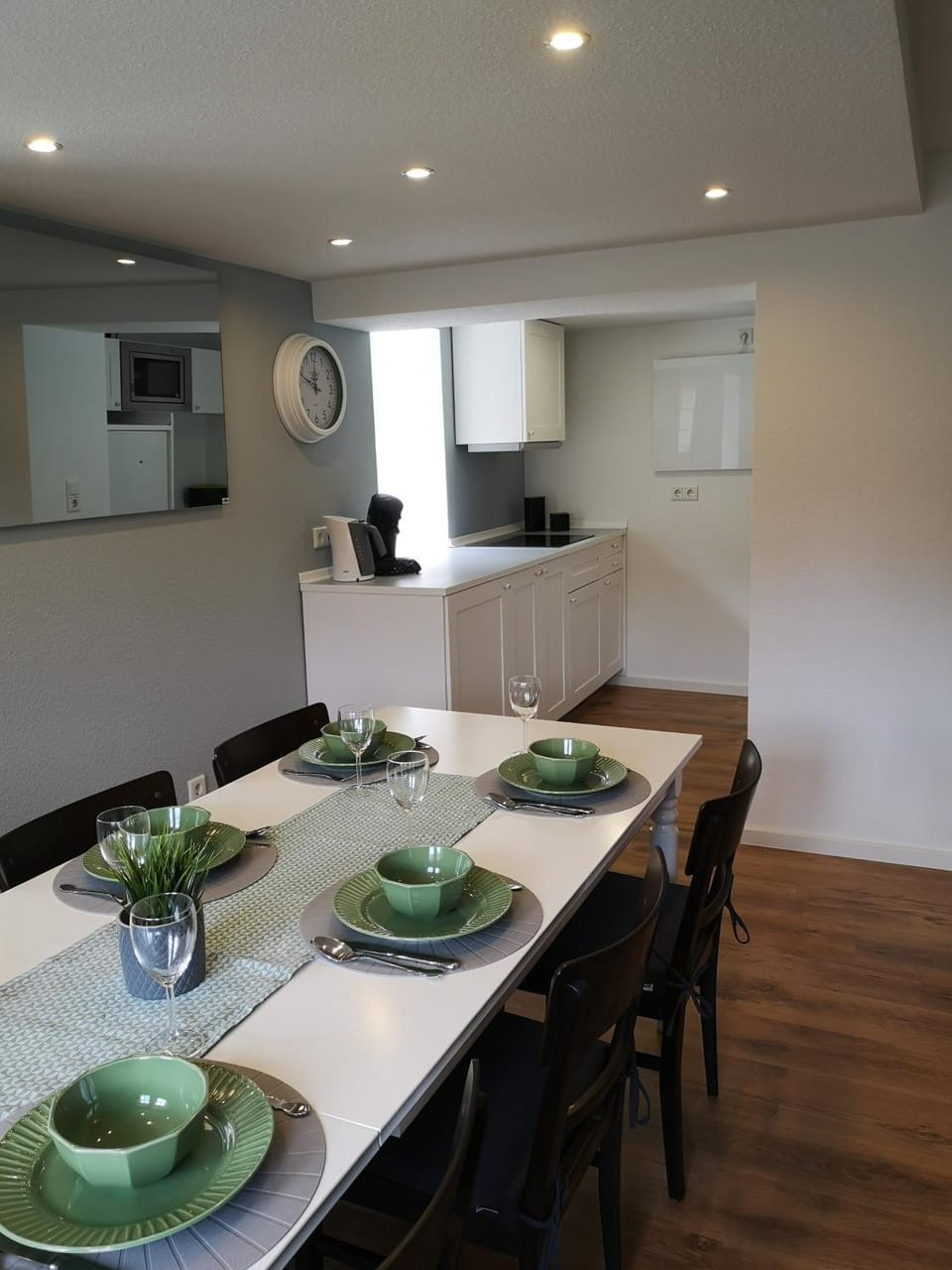 Kitchen or kitchenette, Dining area