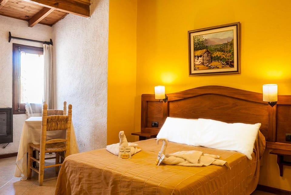 Bedroom, fireplace, heating, towels, air conditioner