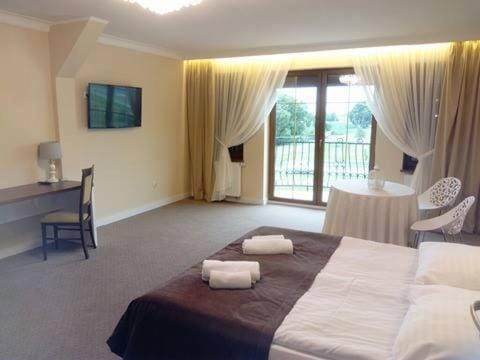 Photo of the whole room, towels