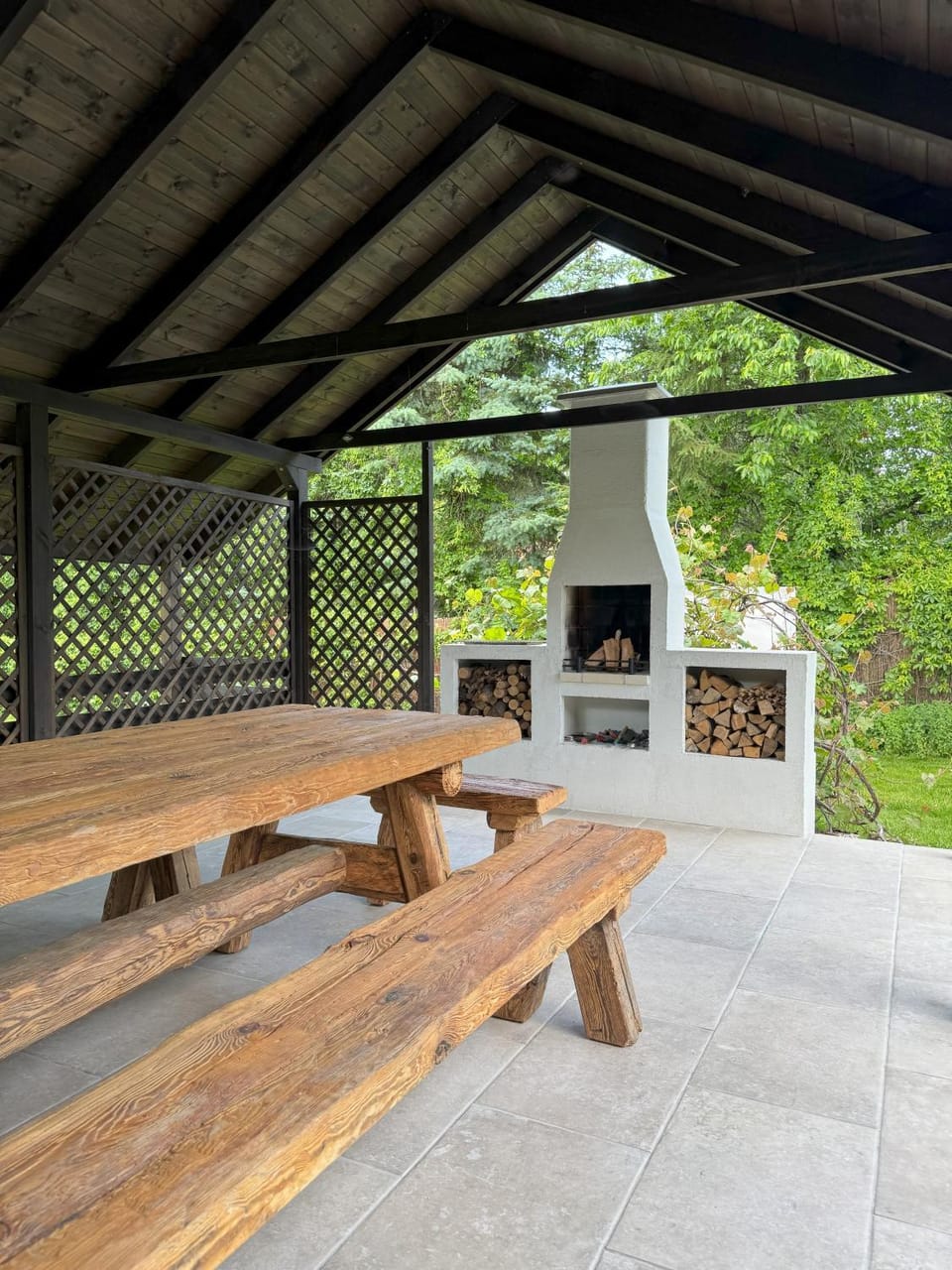 Dining area, fireplace
