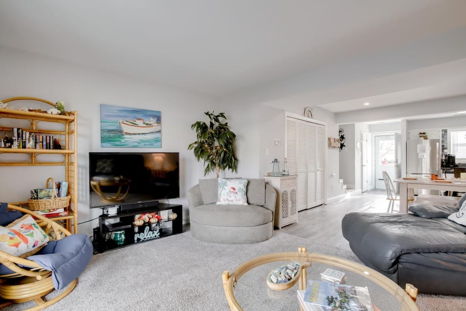 Harbor-View Balcony, Walk to Beach: Ocean City Gem House in Ocean City