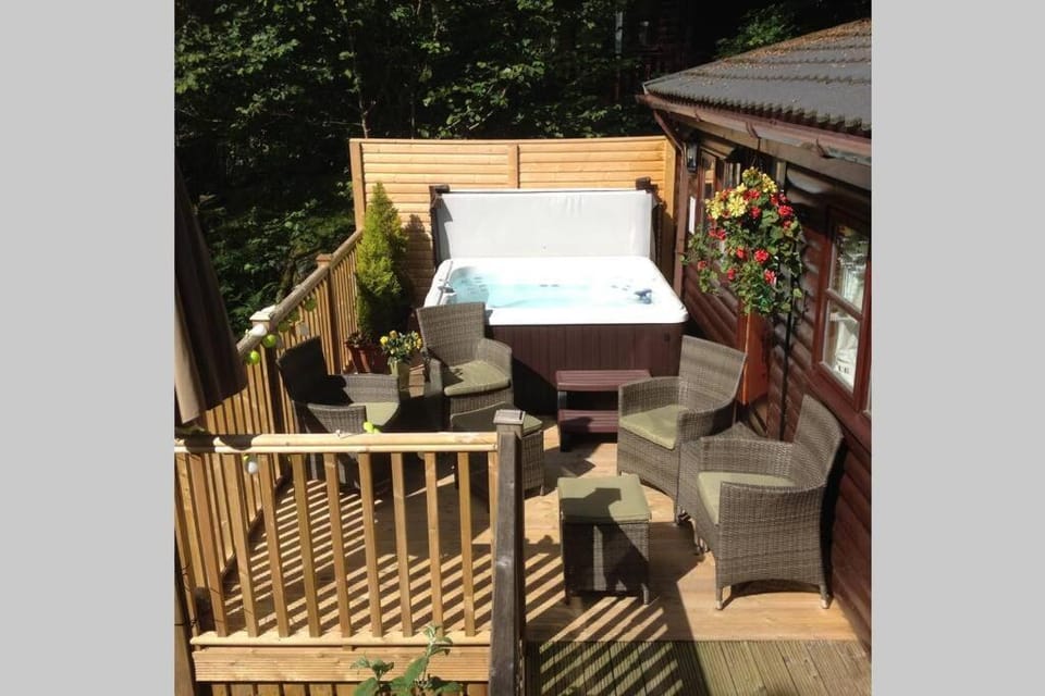 Mistletoe One Luxury Lodge with Hot Tub Windermere House in England