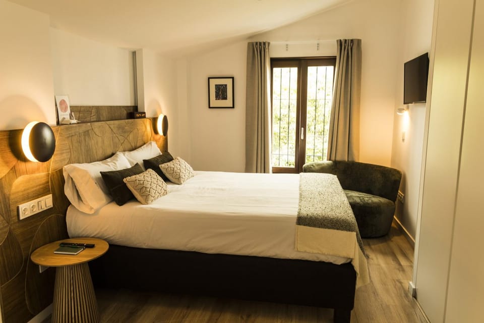 Bed, TV and multimedia, Bedroom
