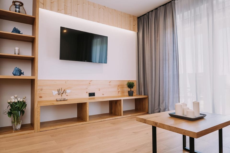 Communal lounge/ TV room, TV and multimedia, Living room, Seating area