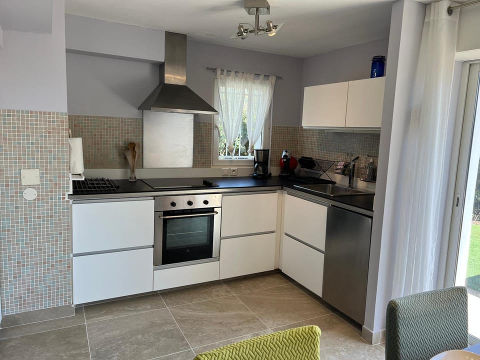 Kitchen or kitchenette, Communal kitchen