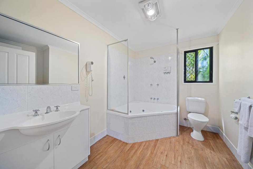 Shower, Toilet, Bathroom, Bath, towels