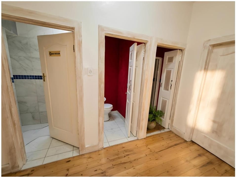 Shower, Toilet