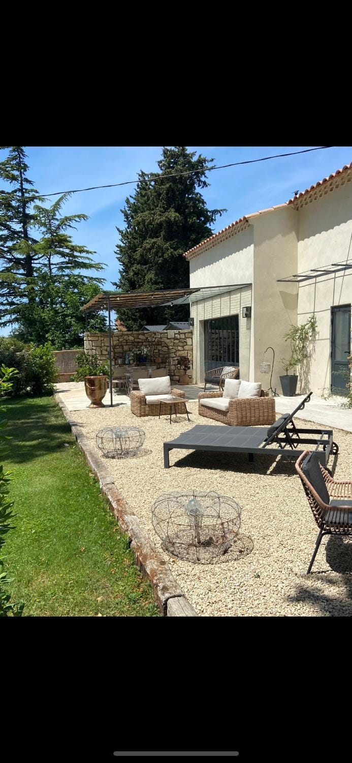 MAS DES 2 PLATANES Bed and Breakfast in Arles
