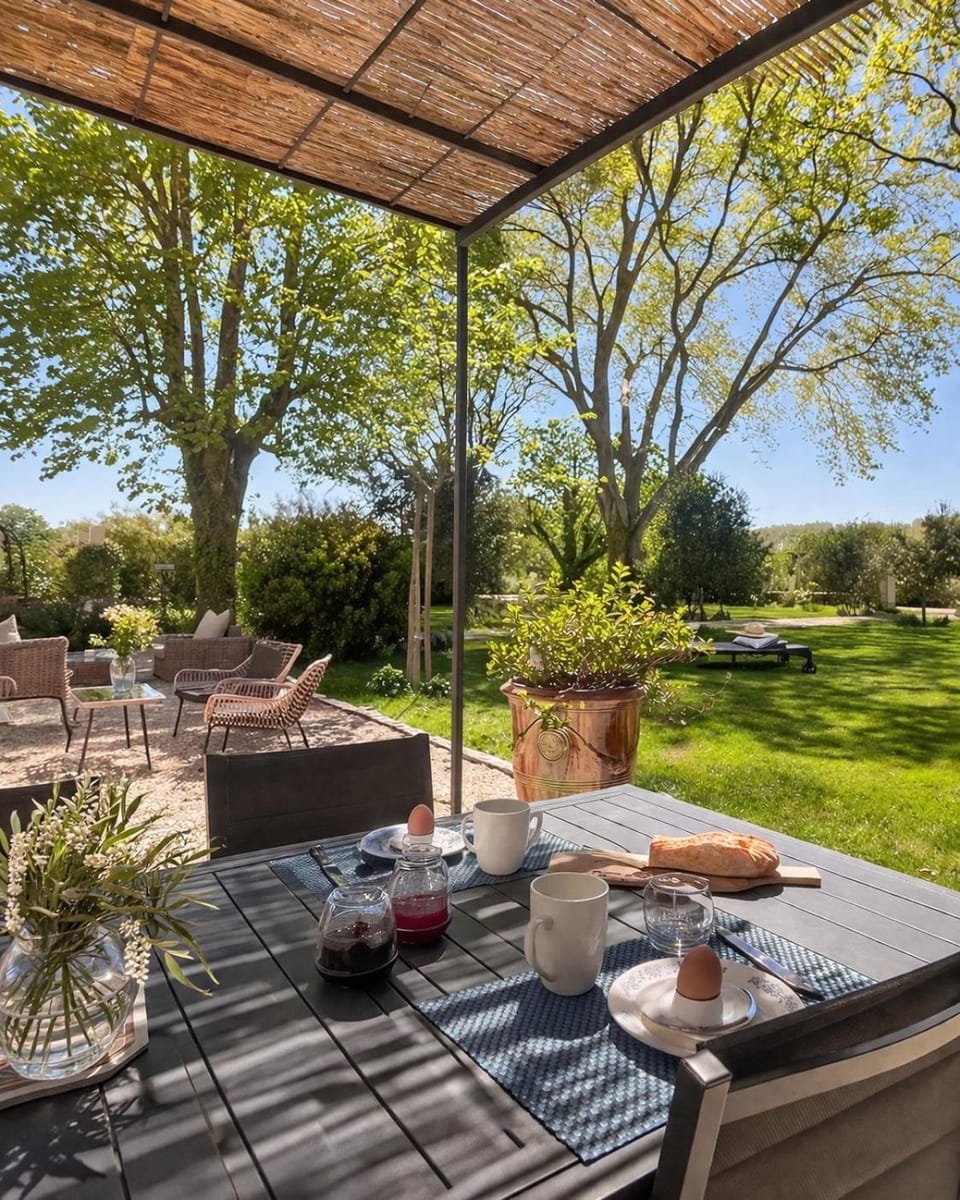 MAS DES 2 PLATANES Bed and Breakfast in Arles