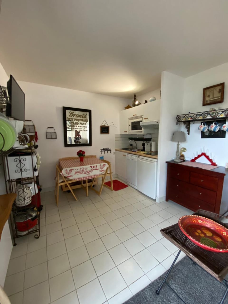 Kitchen or kitchenette, Dining area