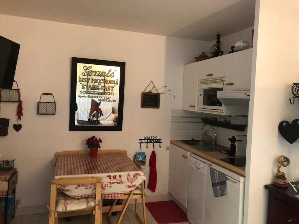 Kitchen or kitchenette, Seating area, Dining area