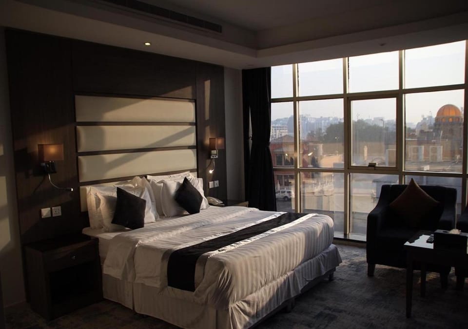 Bed, Photo of the whole room, Seating area, Bedroom