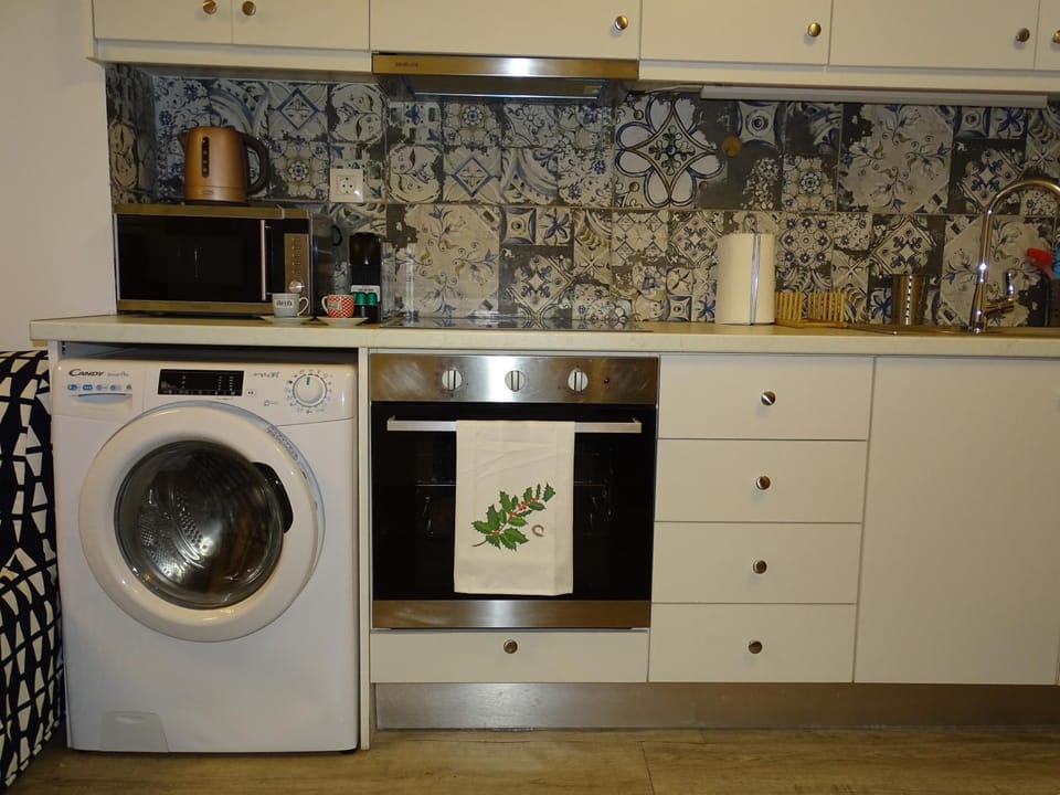 Coffee/tea facilities, minibar, pet friendly, stove, laundry, kitchen