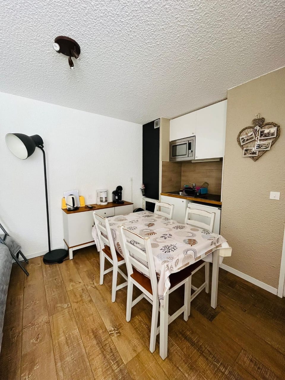 Kitchen or kitchenette, Dining area, oven, stove