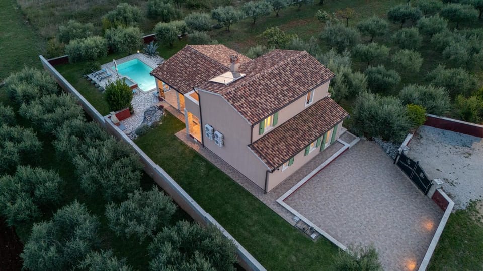 Property building, Bird's eye view, Swimming pool