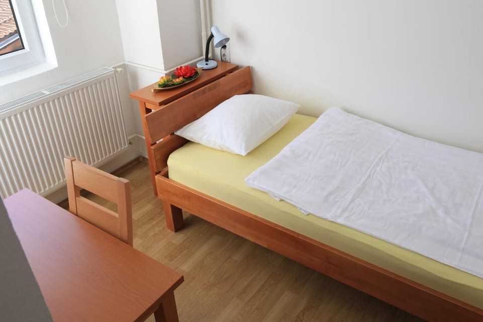 Bed, Seating area, Bedroom