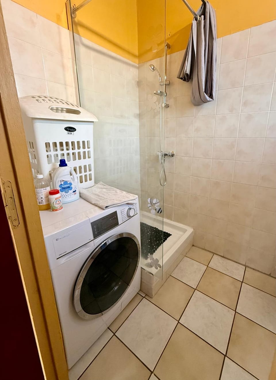 Shower, Bathroom, washing machine