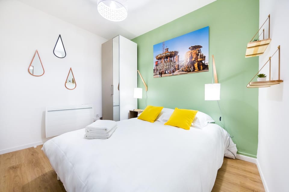 Bed, Photo of the whole room, Bedroom