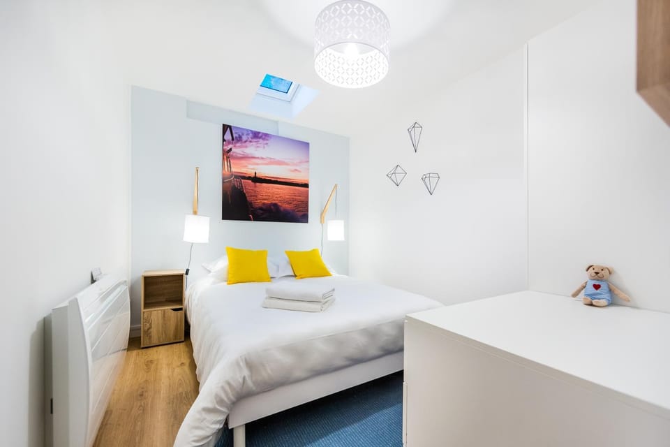 Bed, Photo of the whole room, Bedroom