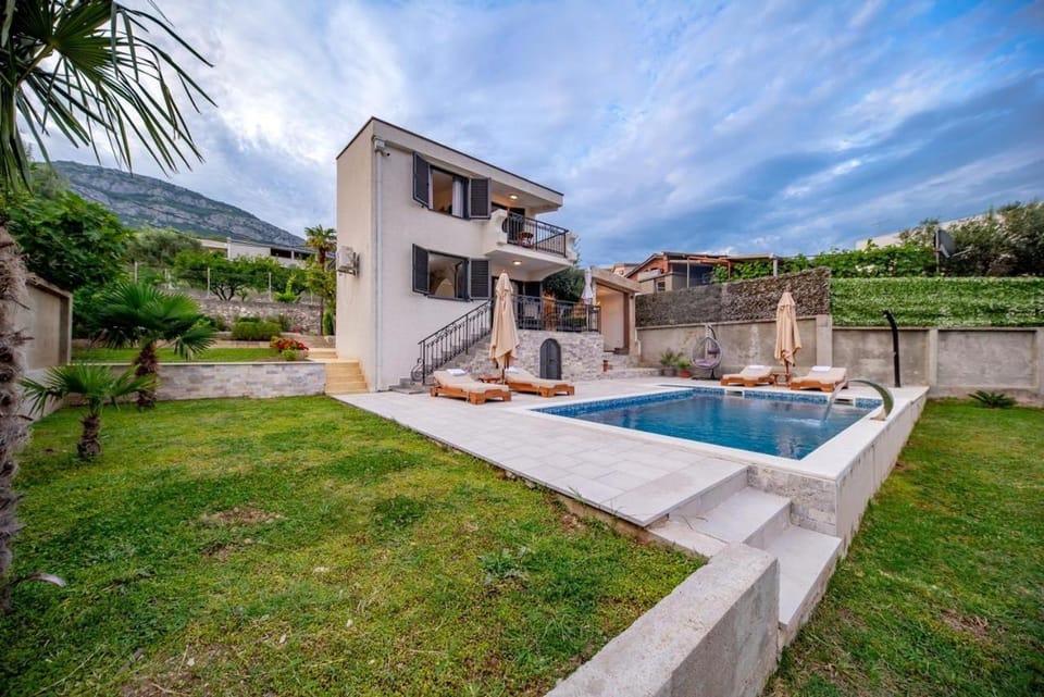 Guest House Luksic House in Montenegro