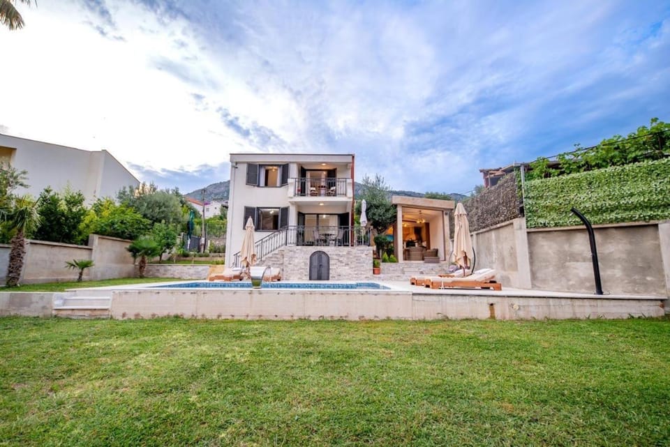 Guest House Luksic House in Montenegro