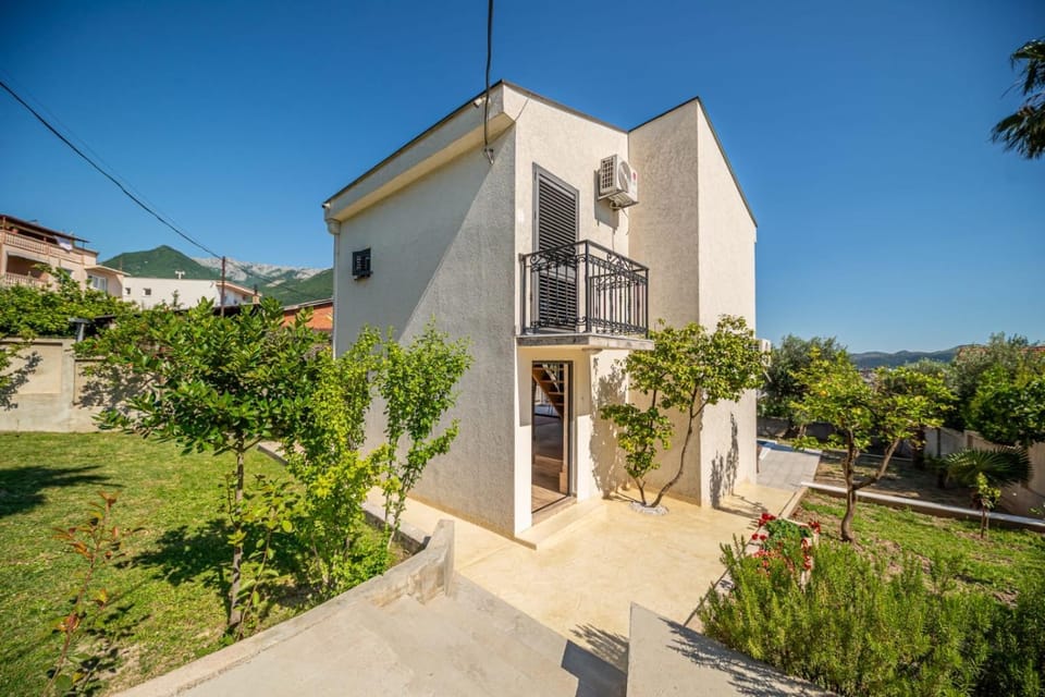 Guest House Luksic House in Montenegro