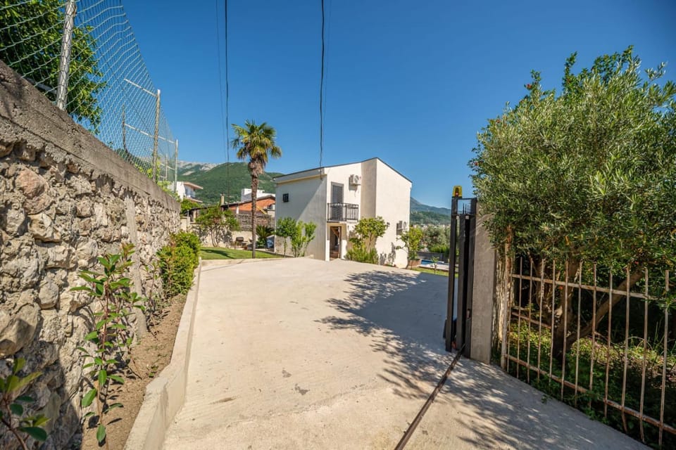 Guest House Luksic House in Montenegro