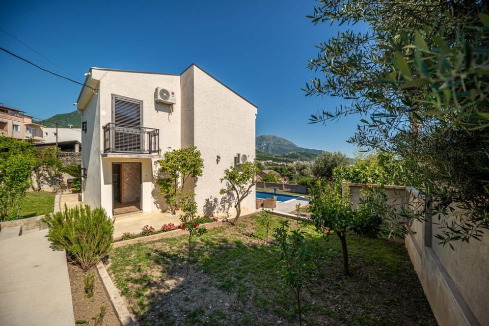 Guest House Luksic House in Montenegro