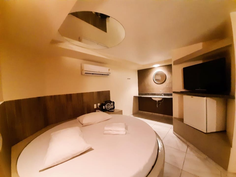 Bed, TV and multimedia, Photo of the whole room, Bedroom, air conditioner