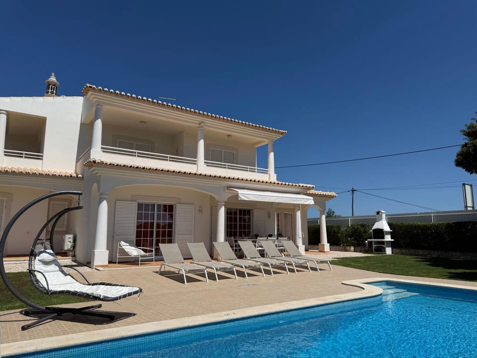 Casa Alves - Villa with private heated swimming pool Villa in Olhos de Água