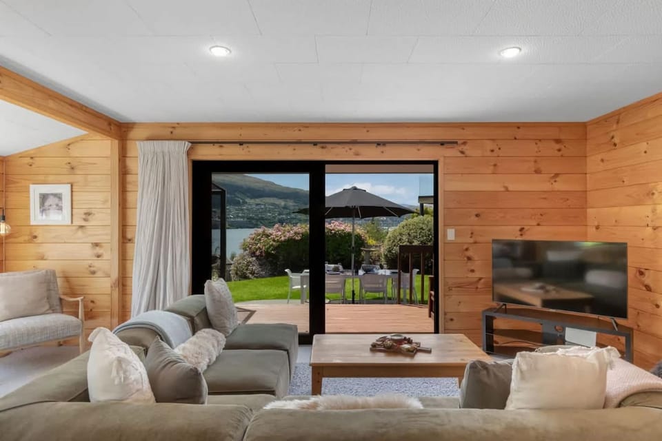 Tranquil Heights House in Queenstown