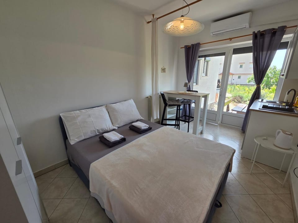 Bed, Photo of the whole room, Dining area