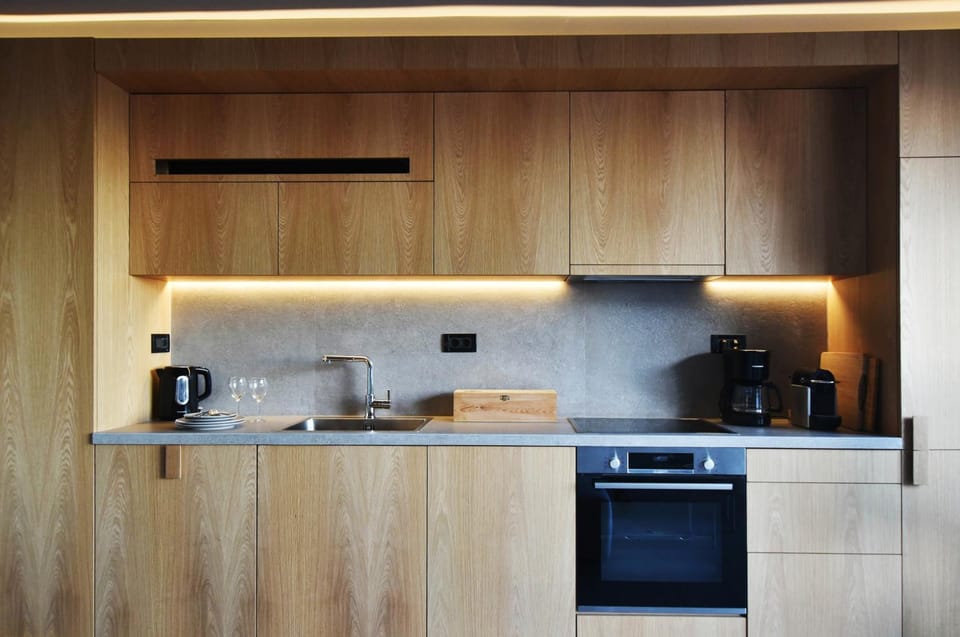 Coffee/tea facilities, Kitchen or kitchenette, stove