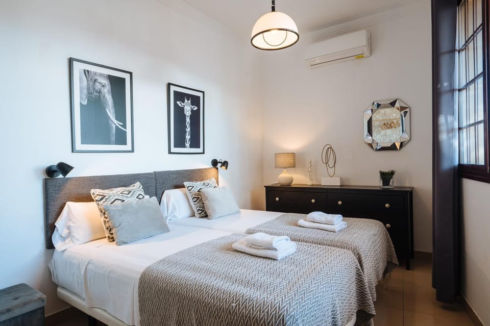 HomeySeville-Amazing Penthouse Giralda Views 8 pax, Parking Optional Apartment in Seville