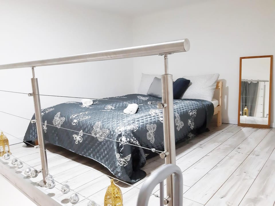 Photo of the whole room, Bedroom
