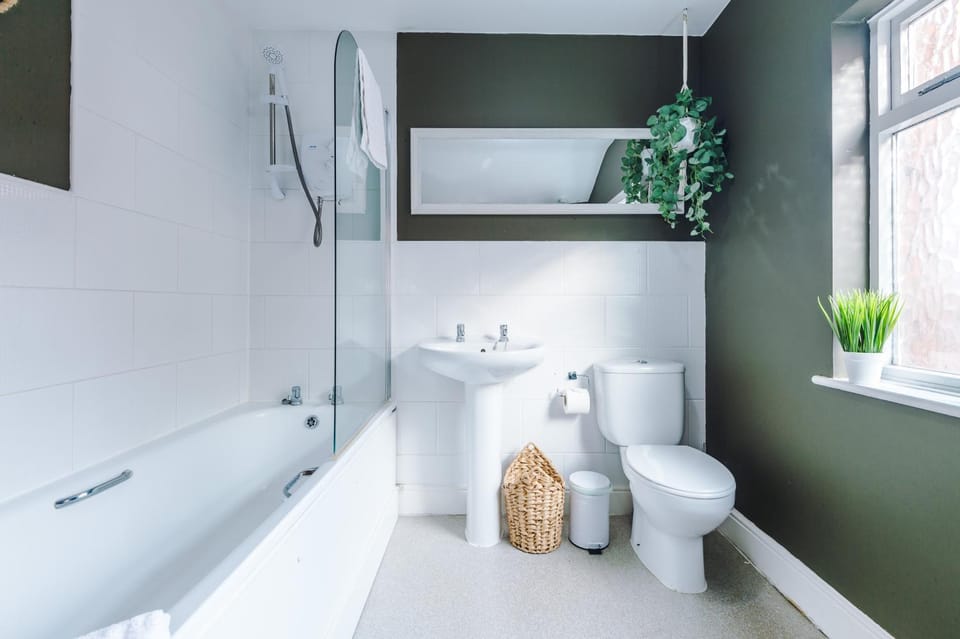 Queens Avenue - Central Chester Home - Sleeps 9 House in Chester