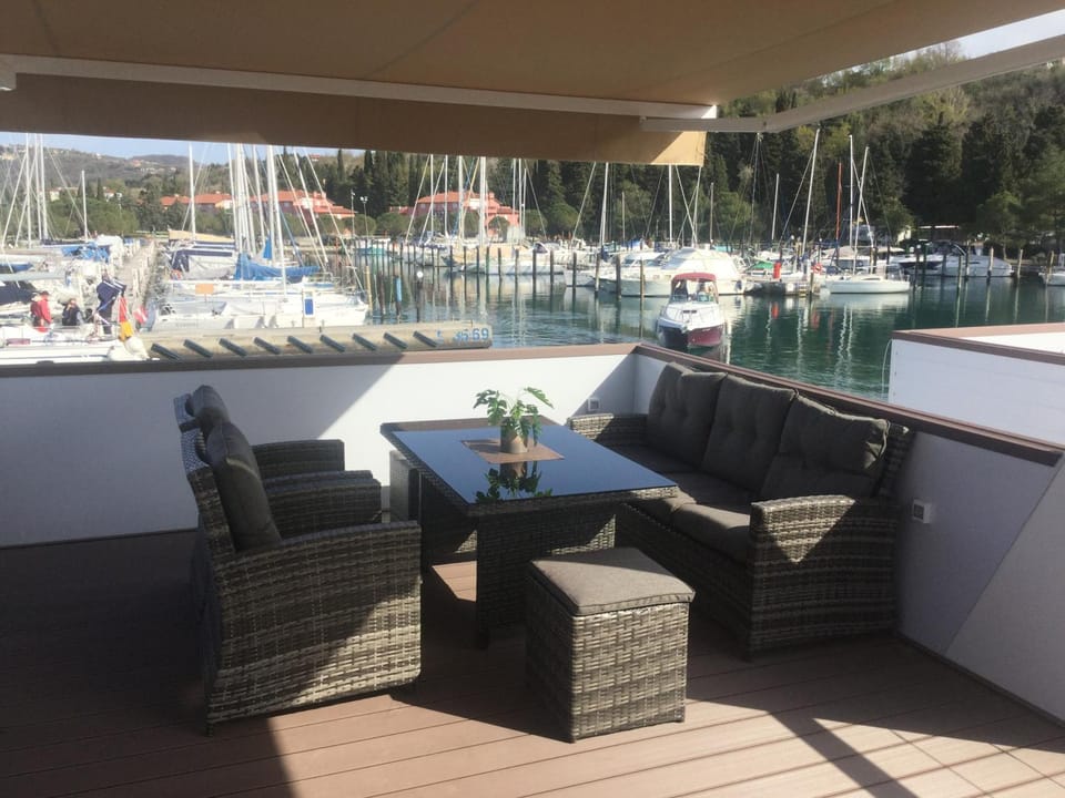 View (from property/room), Balcony/Terrace, Seating area