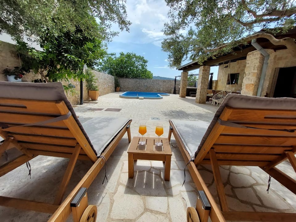 Holiday house with pool and whirlpool Sara House in Murter