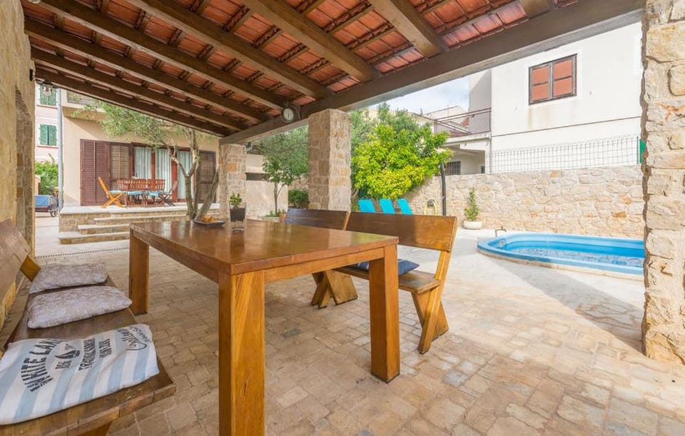 Holiday house with pool and whirlpool Sara House in Murter