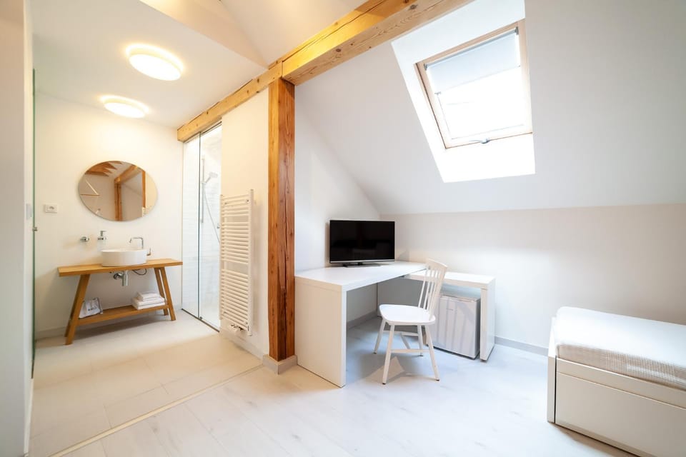 Communal lounge/ TV room, Bathroom, Seating area
